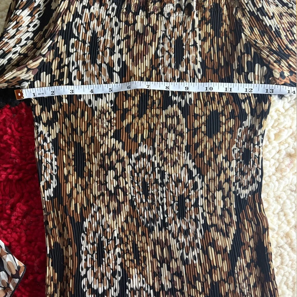 Y2K Essentials by Milano Animal Print Off-Shoulder Top w/ Flare Sleeves S - Picture 2 of 4